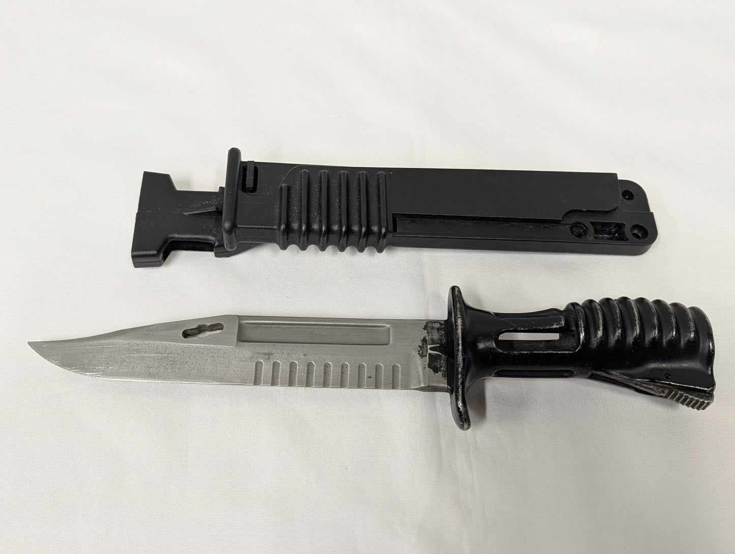 British Army L3A1 Bayonet for SA80 Rifle with Black Plastic Bayonet Frog and MTP PLCE Scabbard