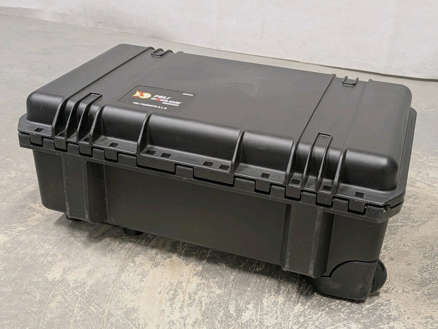 Peli iM2500 Protector Pelican Storm Case Travel Flight Equipment Box on Wheels