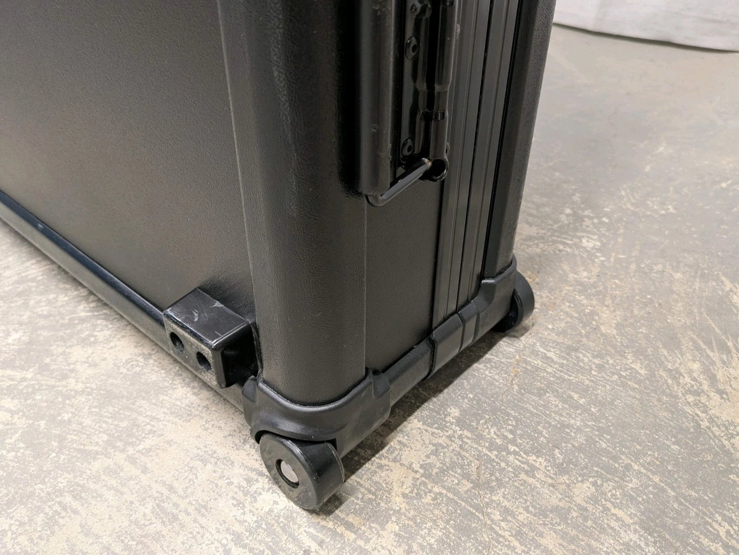 Black Storage Flight Equipment Wheeled Flat Screen Case Box