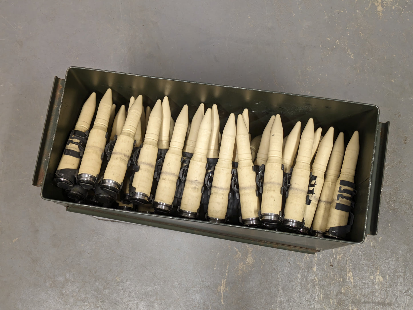 US Army M548 Ammo Ammunition Storage Box Can with 100 x 20mm M51A4N Plastic Dummy Rounds