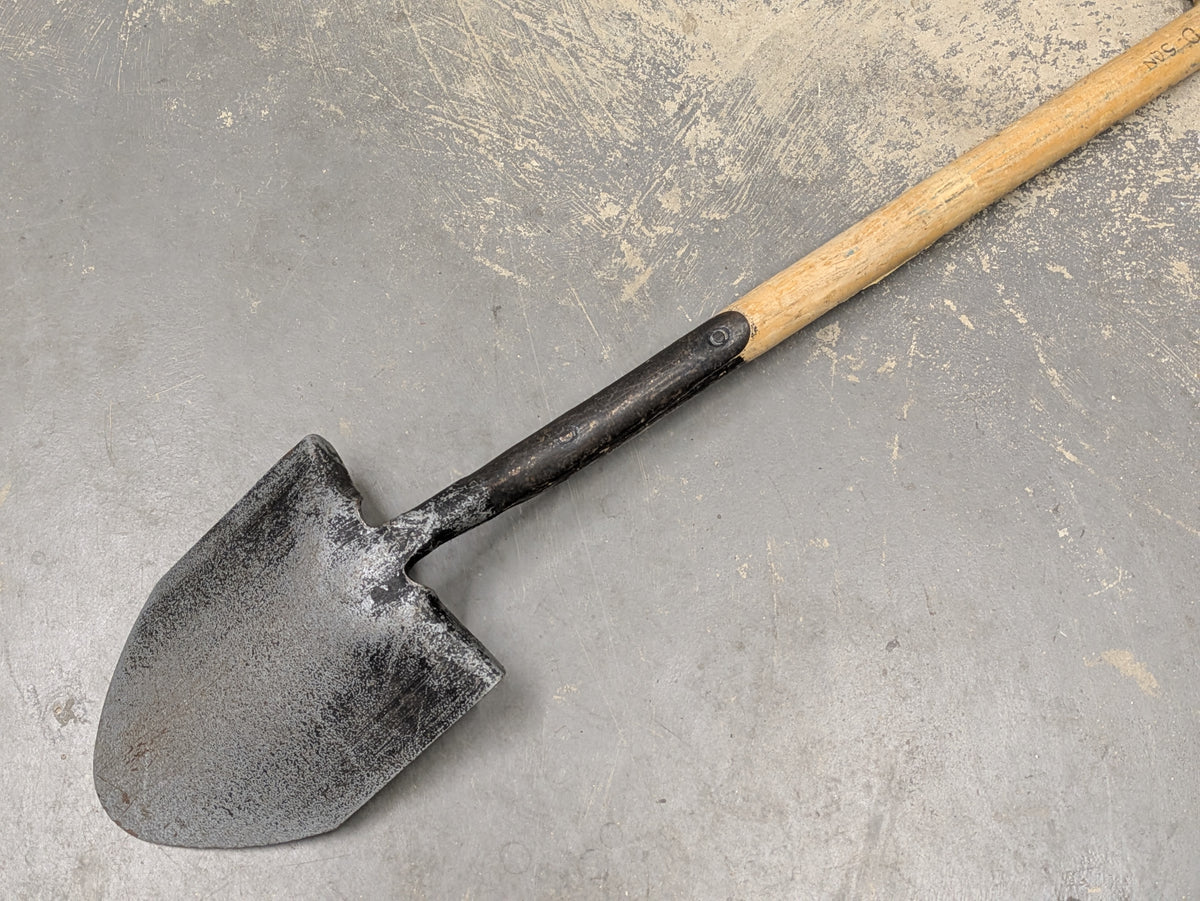 Bulldog 3 ft General Service Shovel - Dated 1995