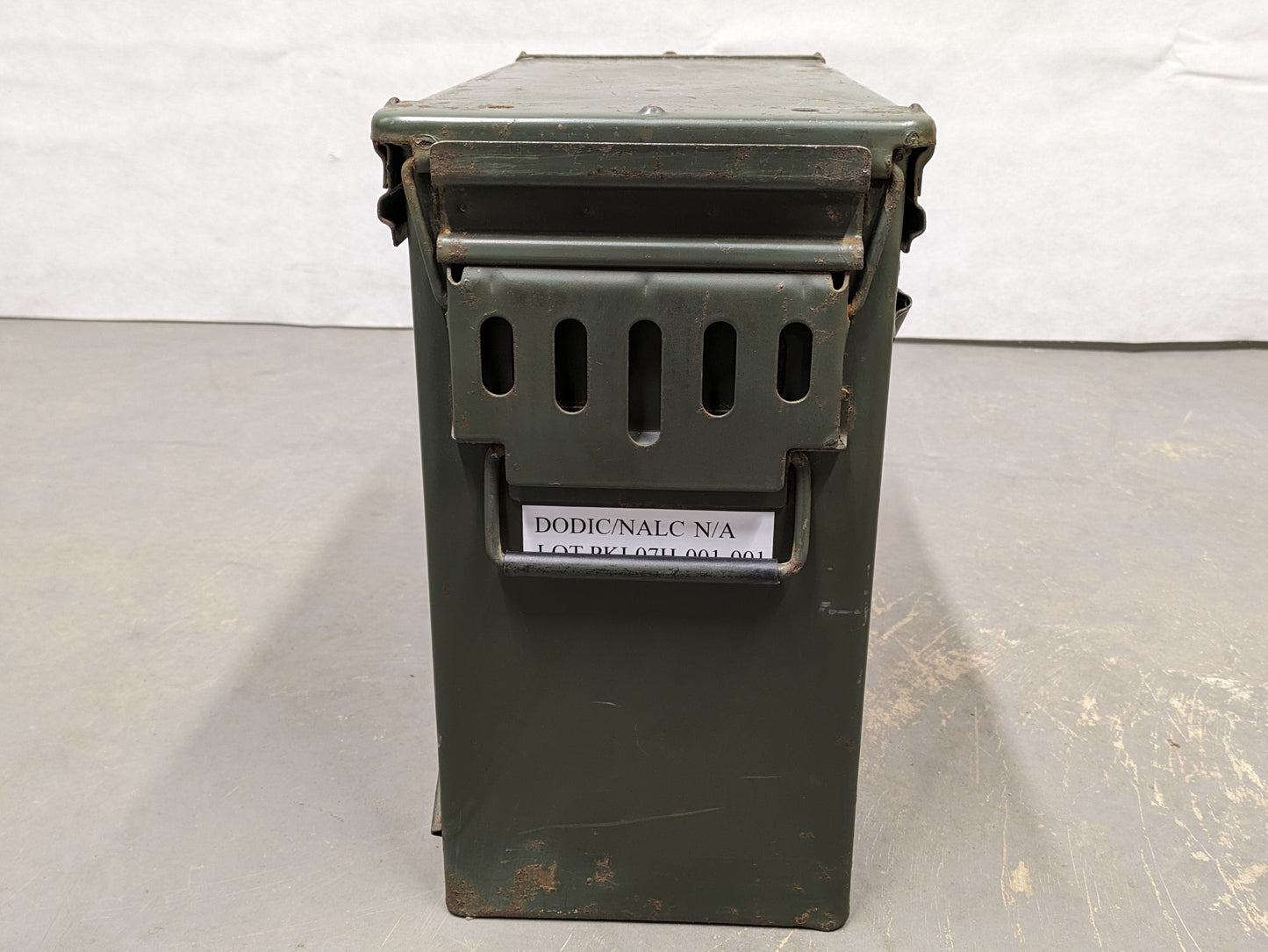 US Army M548 Ammo Ammunition Storage Box Can with 100 x 20mm M51A4N Plastic Dummy Rounds