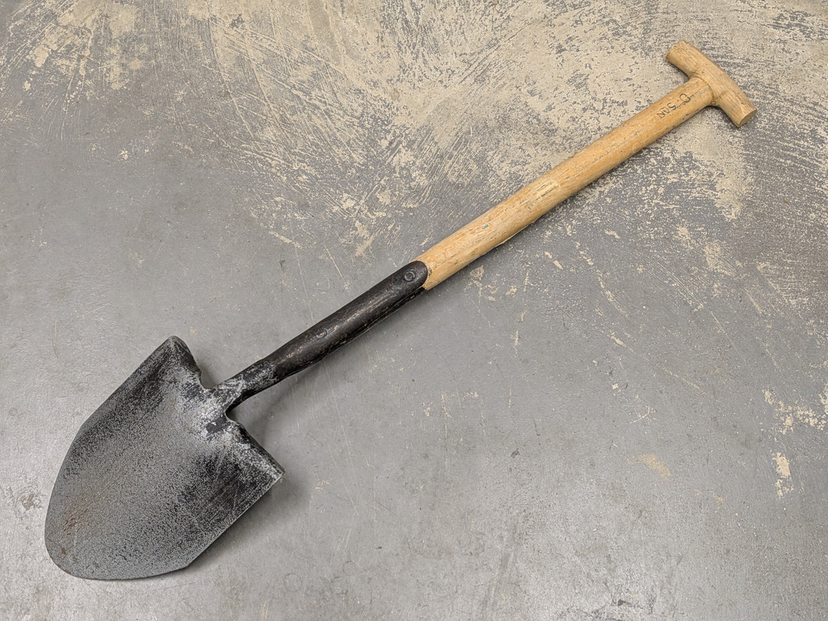 Bulldog 3 ft General Service Shovel - Dated 1995